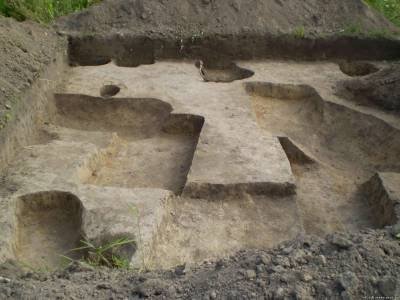 Волинські археологи знайшли поховання і мідні монети